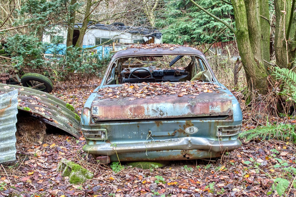 HDR urbex Lost in the Woods lada 1300 opel kadett trash fitou oldtimer youngtimer bus morgon tractor olielamp vuldop Airco generator belgie